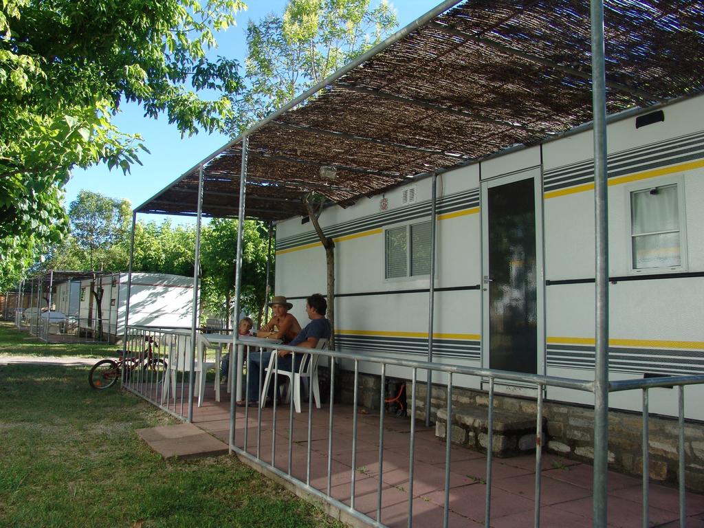 Bungalows Pena Montanesa Аинса-Собрарбе Номер фото