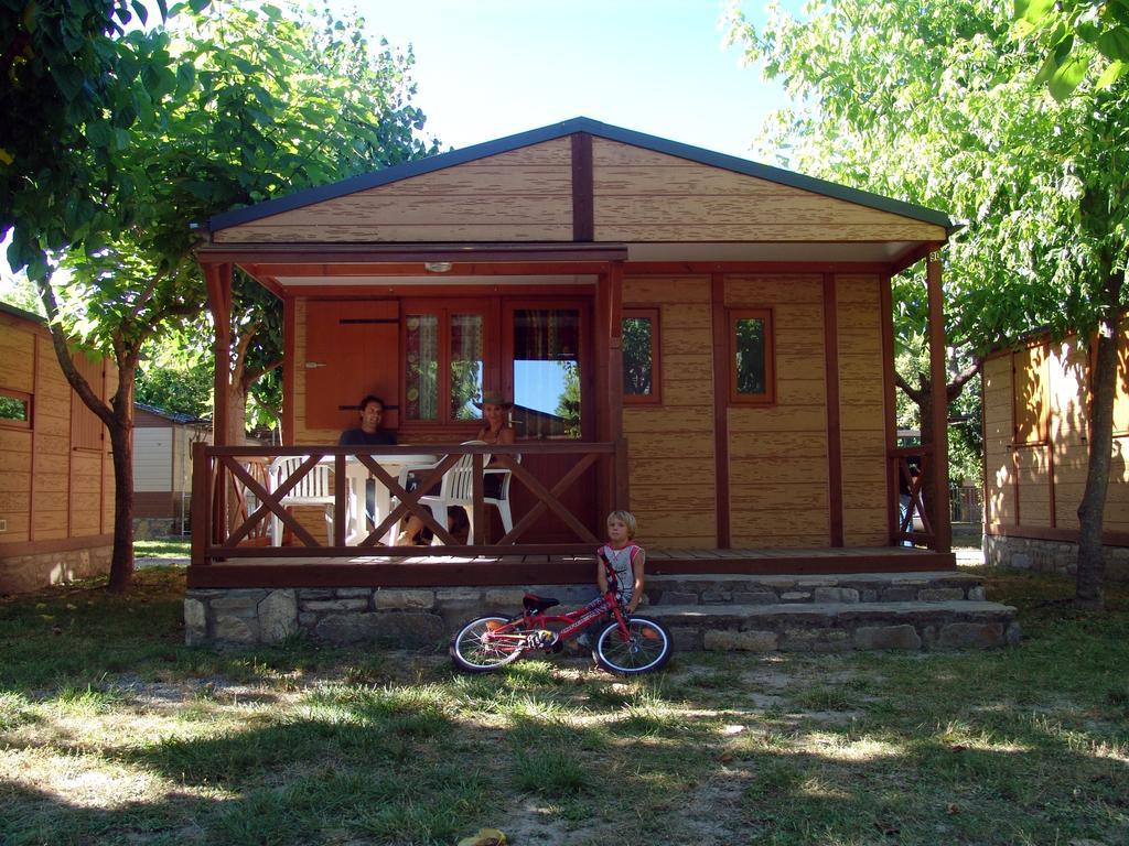 Bungalows Pena Montanesa Аинса-Собрарбе Номер фото